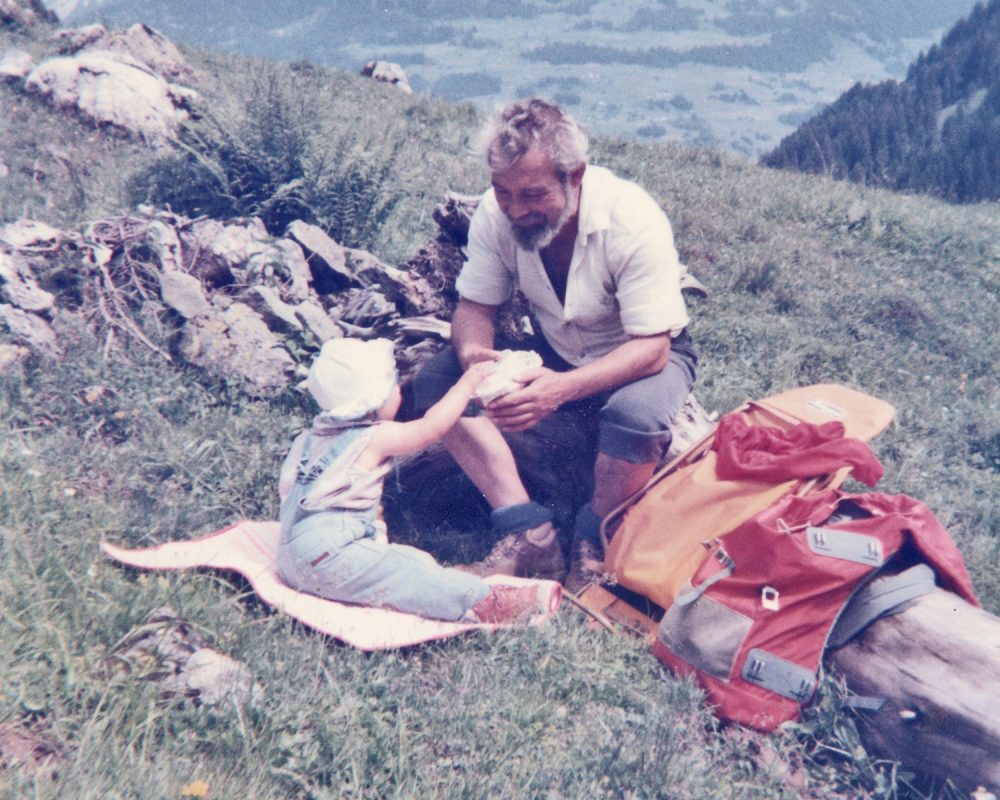 Manuela Mauch als Baby auf Krabbeldecke in den Bergen mit Papa