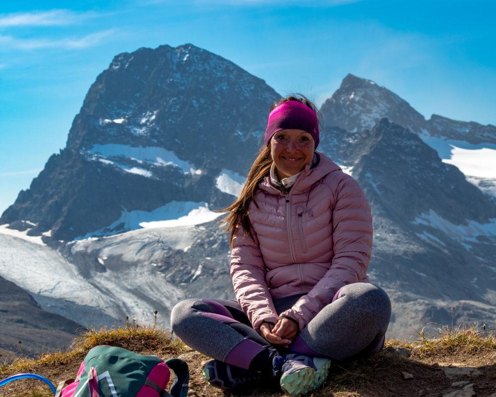 Manuela Mauch im Herbst sitzend in den Bergen