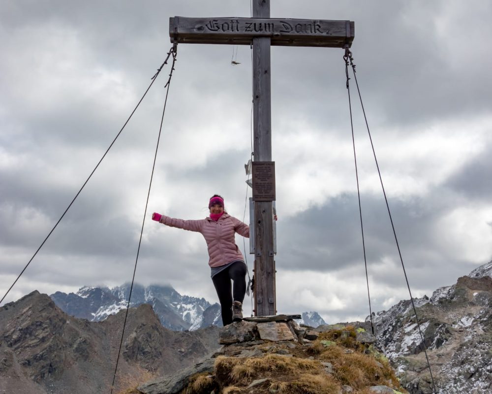Manuela Mauch im Herbst am Gipfelkreuz