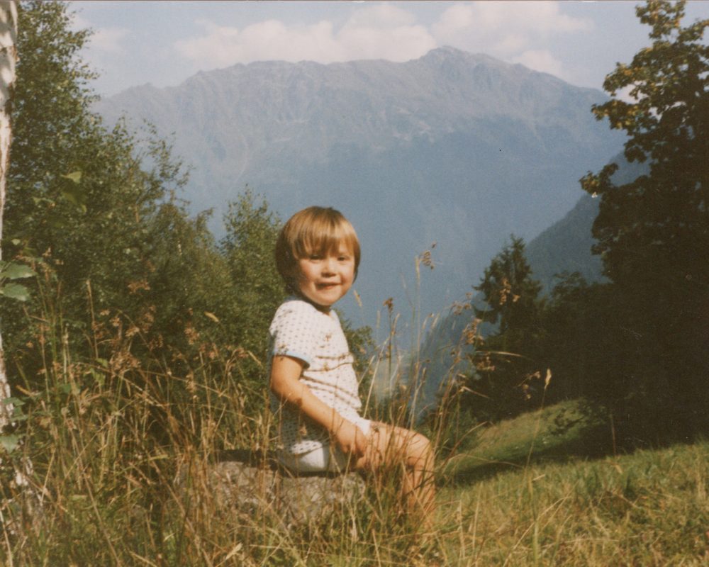 Manuela Mauch als Kind auf Grabs
